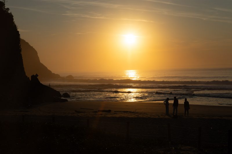 Imagem de por do sol na praia Brava, que atrai super ricos e famosos e se torna "respiro" de luxo na natureza