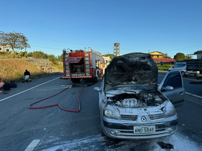 Um carro de uma família pegou fogo na BR-470, em Blumenau 