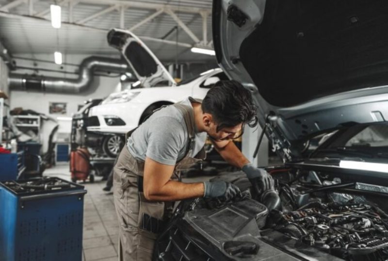 na imagem aparece mecânico no conserto de carros de luxo 