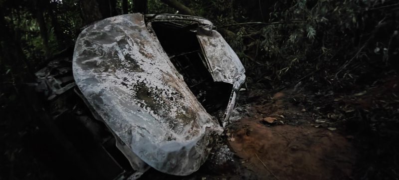 Carro onde estavam os corpos das vítimas quando foram queimadas 