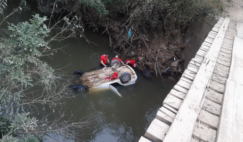 Carro branco dentro de rio após acidente em ponte de SC