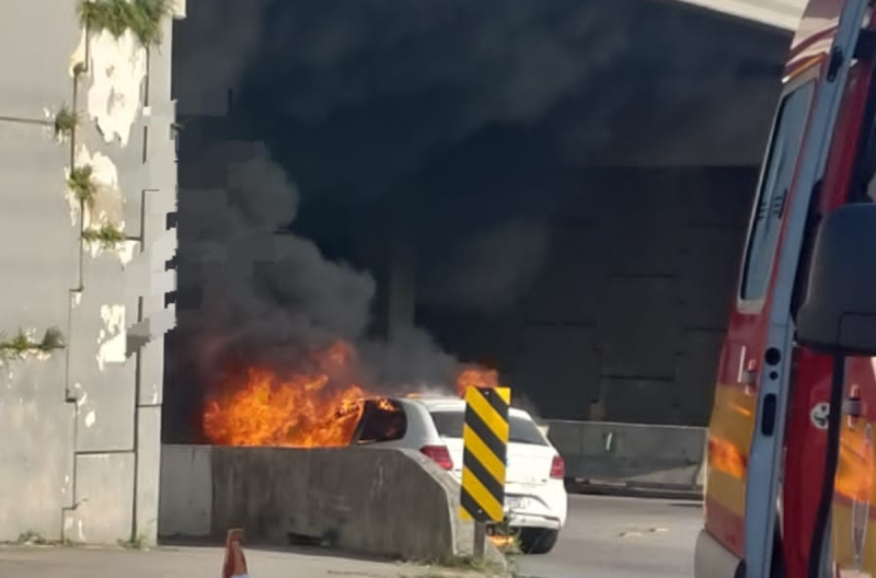 Carro com GNV explode e fecha viaduto na Grande Florianópolis 