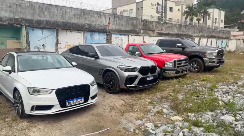 Foto mostra carros apreendidos na operação contra rifas ilegais