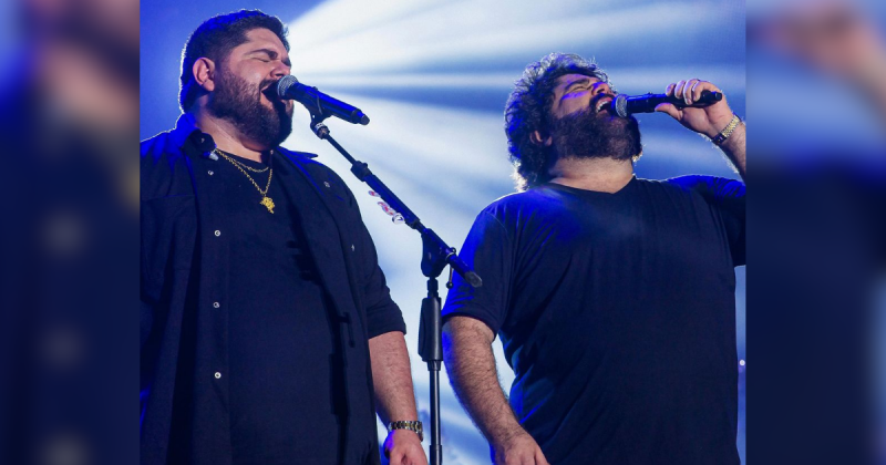 César Menotti e Fabiano cantando música em palco