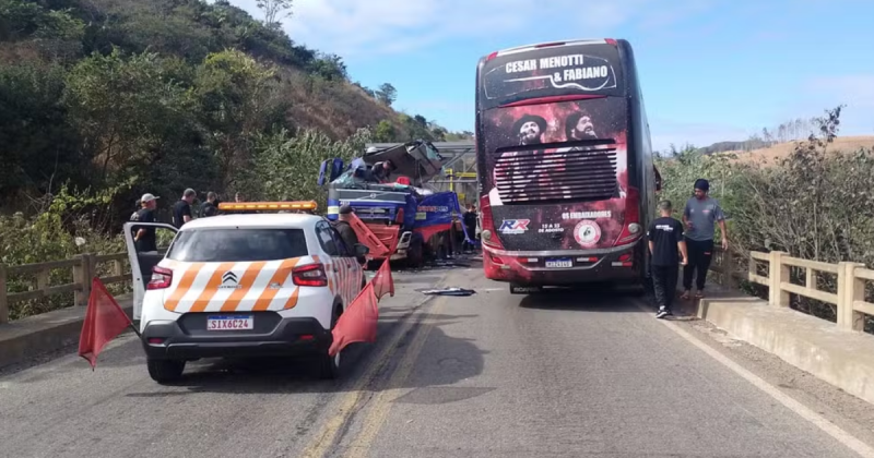 Imagem mostra ônibus da dupla César Menotti e Fabiano, mais carreta e carro da polícia rodoviária
