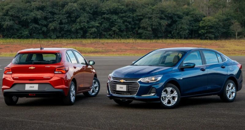 Chevrolet Onix e Onix Plus nas cores vermelha e azul, respectivamente