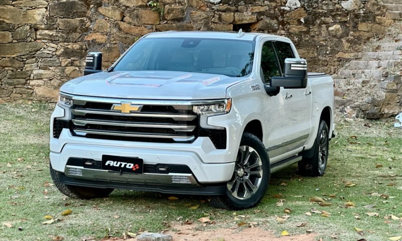 Chevrolet Silverado na cor branca