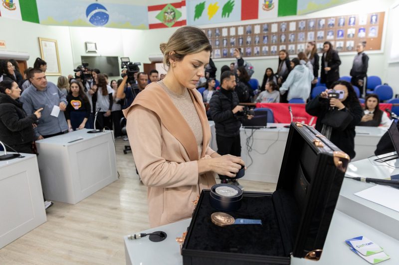 Rosamaria com as medalhas de bronze, de Paris, e prata, de Tóquio