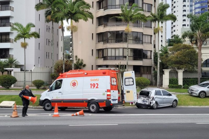Motorista foi atendida pelo Samu após acidente na Avenida Beira-Mar Norte