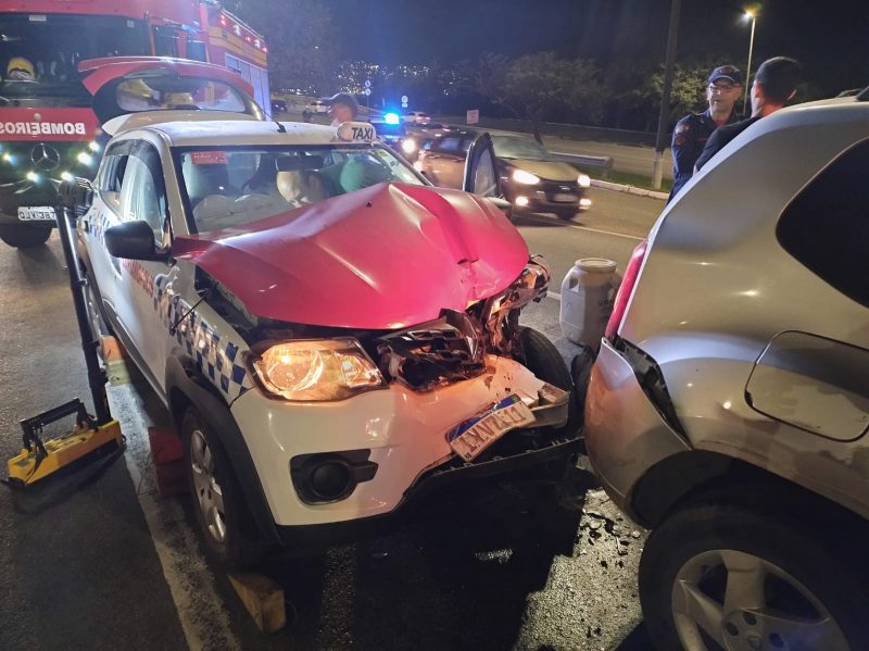 Colisão entre veículos na saída da Ilha em Florianópolis resultou em um idoso preso dentro do próprio carro