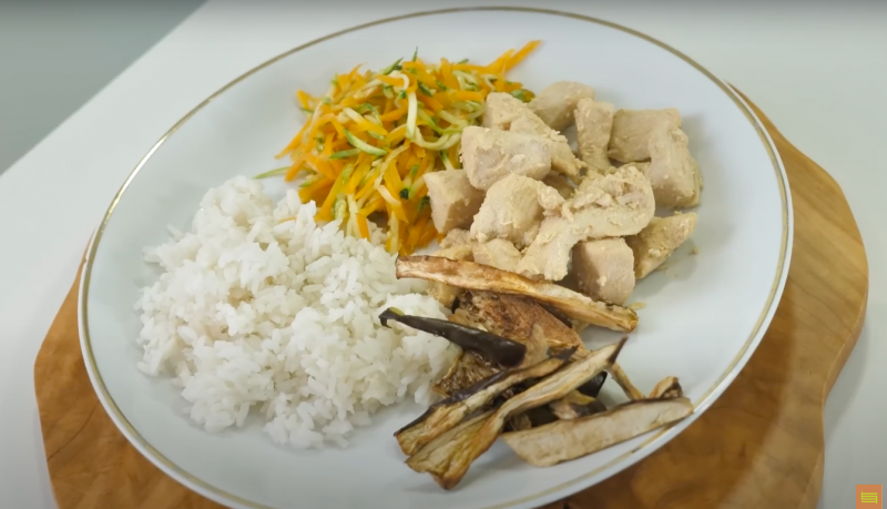 Card&aacute;pio da comida para a semana inclui arroz branco, frango, berinjela e vegetais – Foto: Reprodu&ccedil;&atilde;o