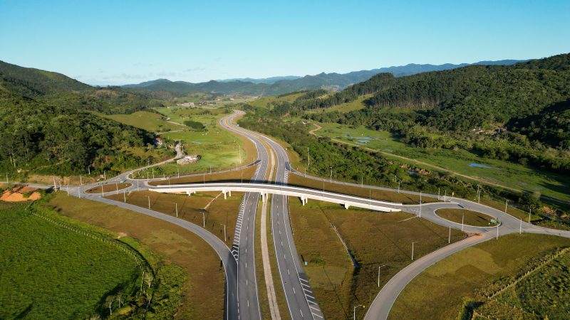 Segundo a concessionária Arteris, a obra vai diminuir pela metade o tempo de viagem em horários de pico - Foto André Viero/ND