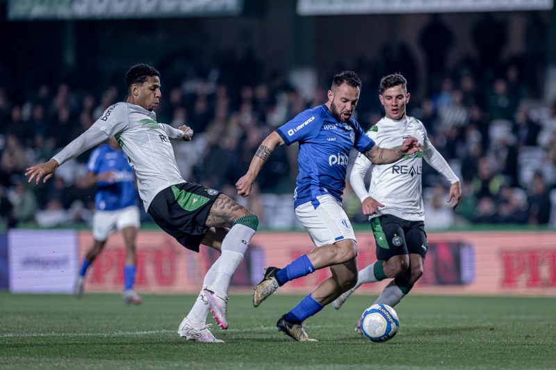 Giovanni, do Avaí, conduz a bola durante jogo contra o Coritiba pela Série B