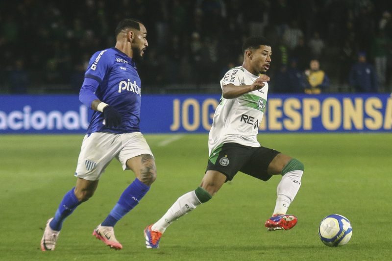 Natanael em lance na partida do Avaí contra o Coritiba no Couto Pereira