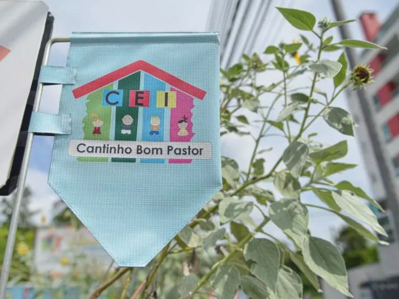 Bandeira com logomarca da creche Cantinho Bom Pastor 