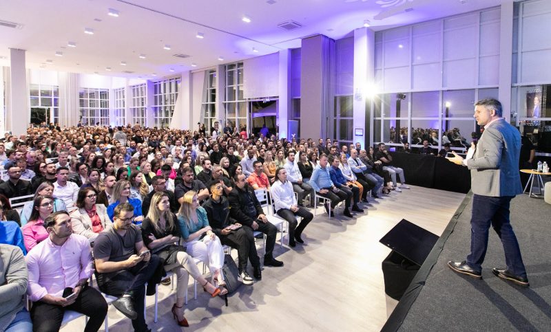 Presidente do CRECI/SC, Fernando Willrich, em um dos eventos realizados em todo o Estado e que reuniram milhares de corretores de imóveis