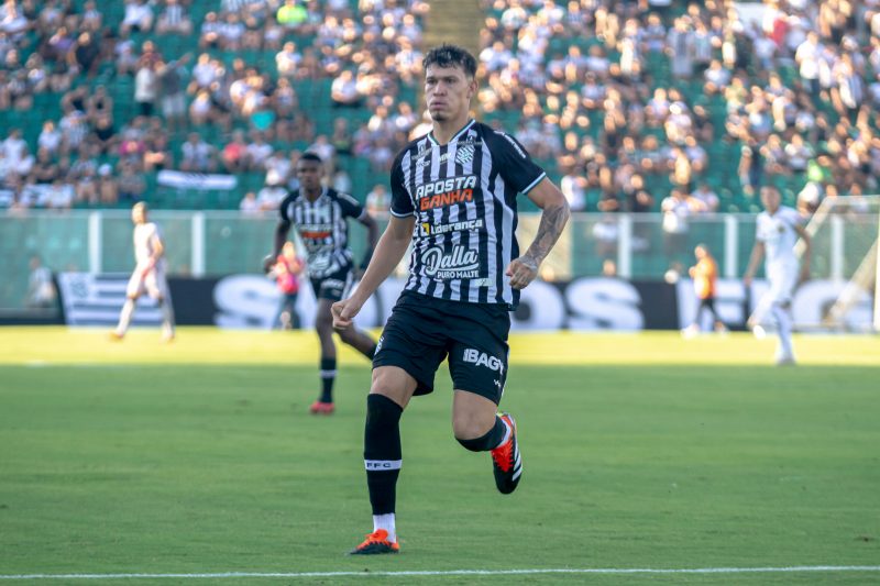 Cristian Renato durante jogo do Figueirense