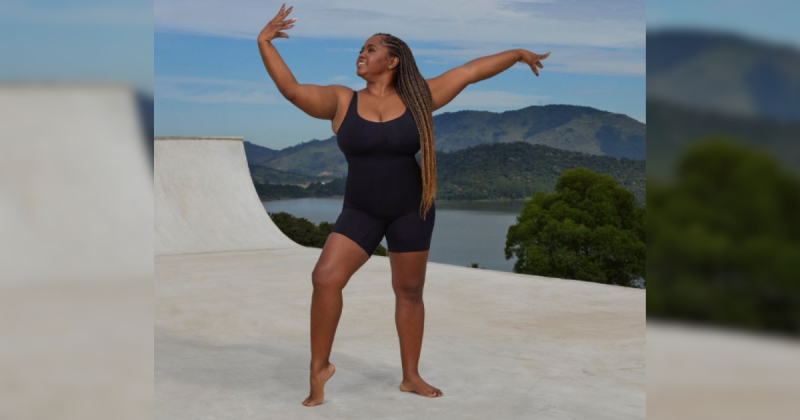 Ex-atleta Daiane dos Santos fazendo pose em pista de skate e com árvores e lagos por trás