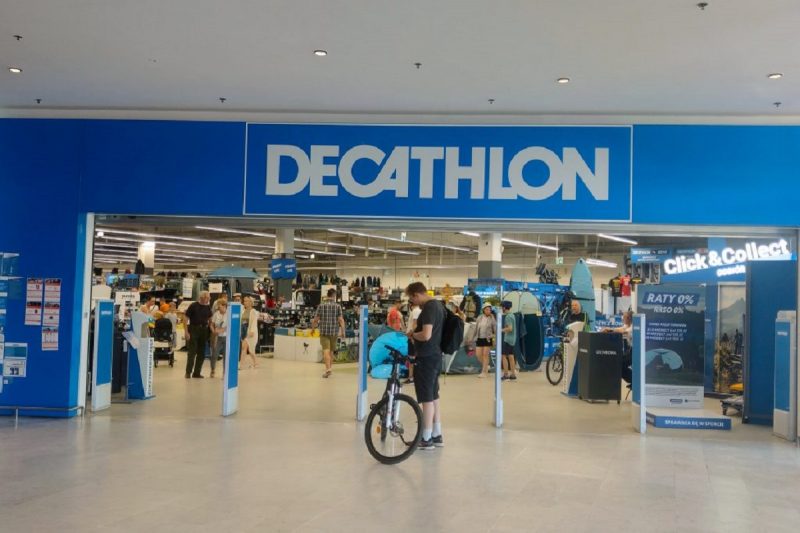 Imagem mostra entrada de luma das lojas da Decathlon 