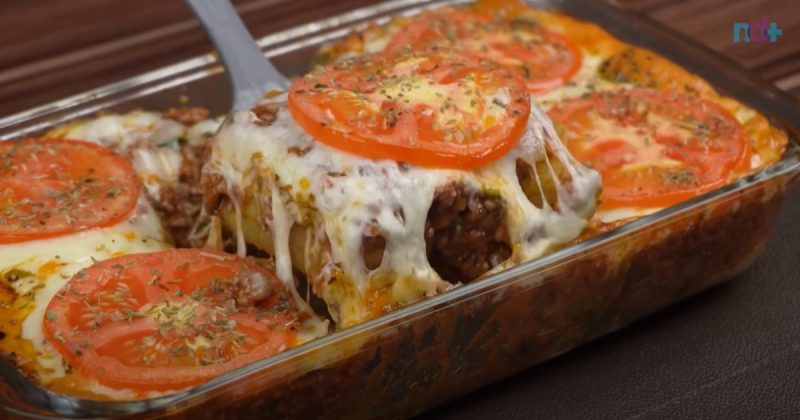 Imagem mostra receita de batata, queijo e carne recém pronta