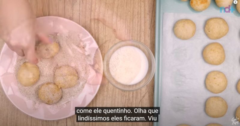 Imagem mostra preparo de bolinho de chuva na air fryer