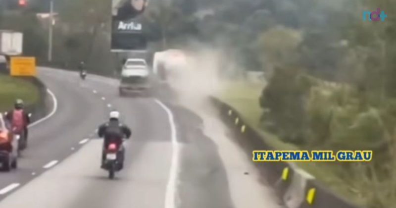 Imagem mostra momento em que caminhões acabam se fechando e batendo na BR-101, na altura do Túnel do Morro do Boi