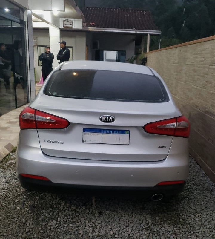 imagem de carro apreendido pela PF durante operação contra fraude do INSS