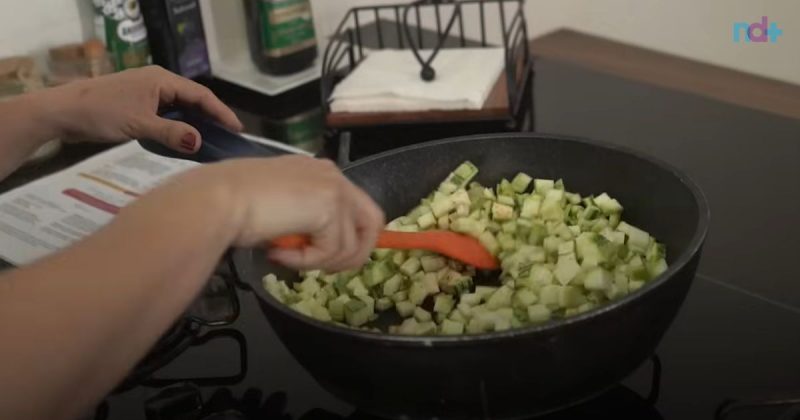 Imagem mostra salada de legumes na frigideira