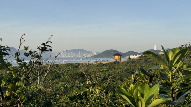 imagem de dia ensolarado na praia Brava de Itajaí