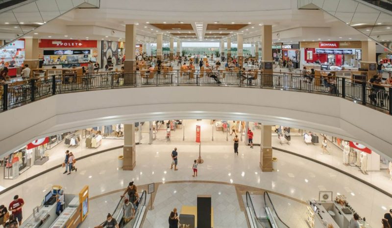 Os homens foram flagrados dentro do shopping Villa Romana, em Florianópolis