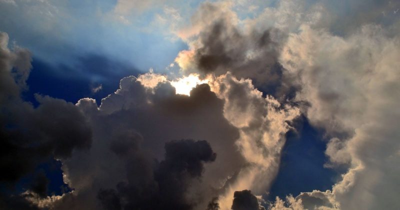 Na foto, nuvens nebulosas que ilustram tempo que calor retorna a Santa Catarina