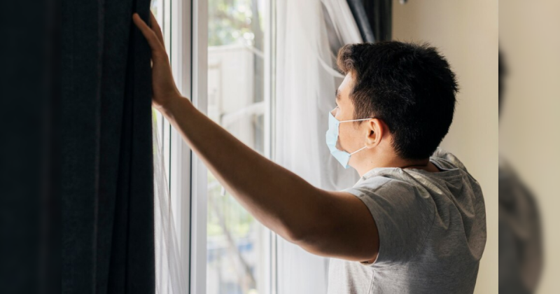 Homem de mascara abrindo a janela