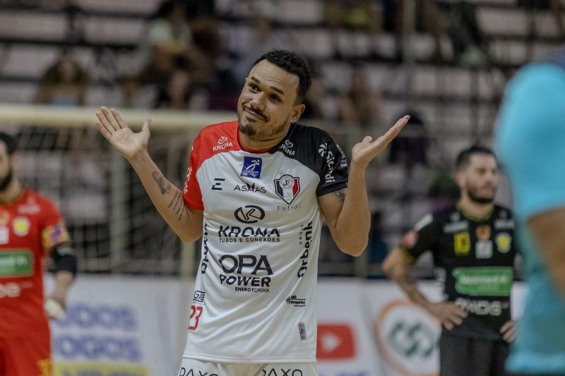 Dieguinho marcou seu primeiro gol no retorno ao JEC Futsal – Foto: Bruno Cunha/Praia Clube/Divulgação/ND