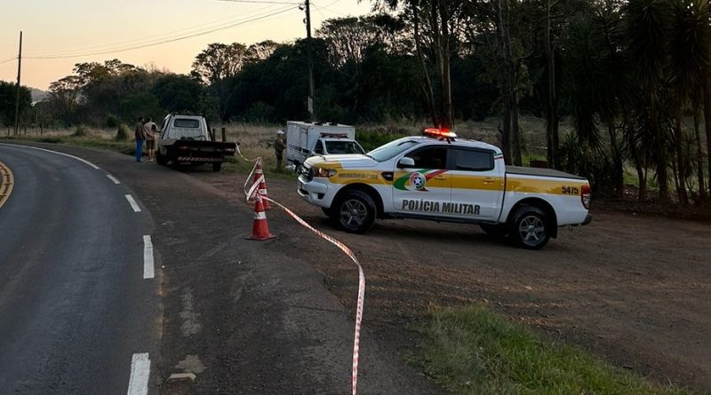 O motociclista, de 25 anos, morreu no local do acidente.