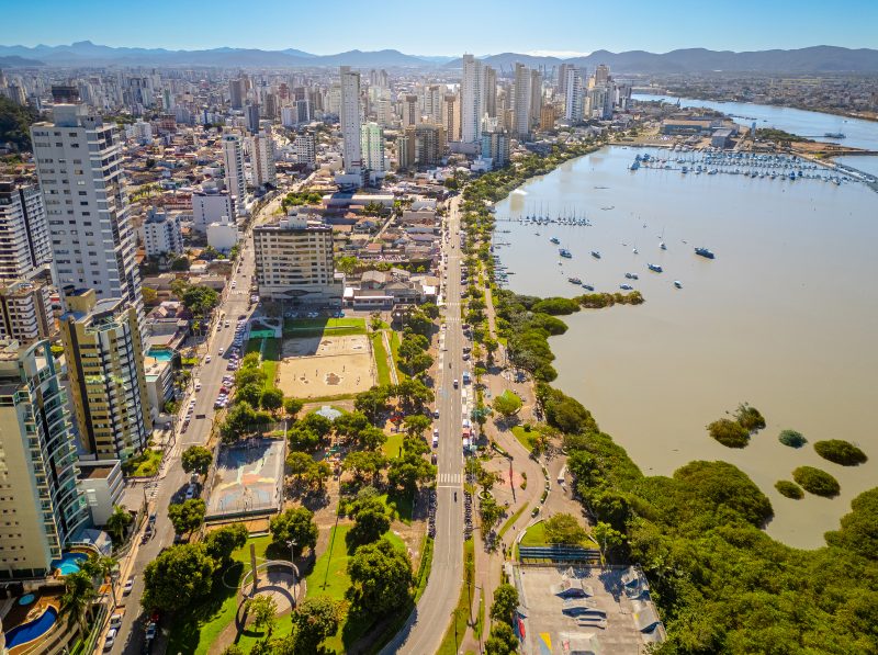 Itajaí; polo educacional; melhores escolas; Leo Rostro