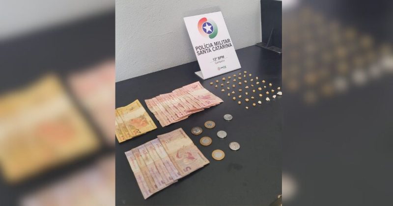  tráfico de drogas em Camboriú, crack e dinheiro apreendidos 