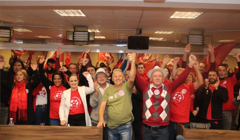 foto mostra candidatos à prefeitura com público com mãos para cima em convenção das eleições 2024