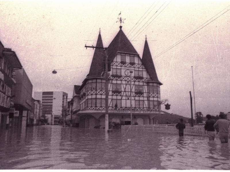 Imagem do Castelo Havan na enchente de 1984 em Blumenau 