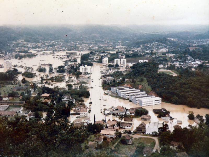 Cidade de Blumenau alagada durante as enchentes de 1984