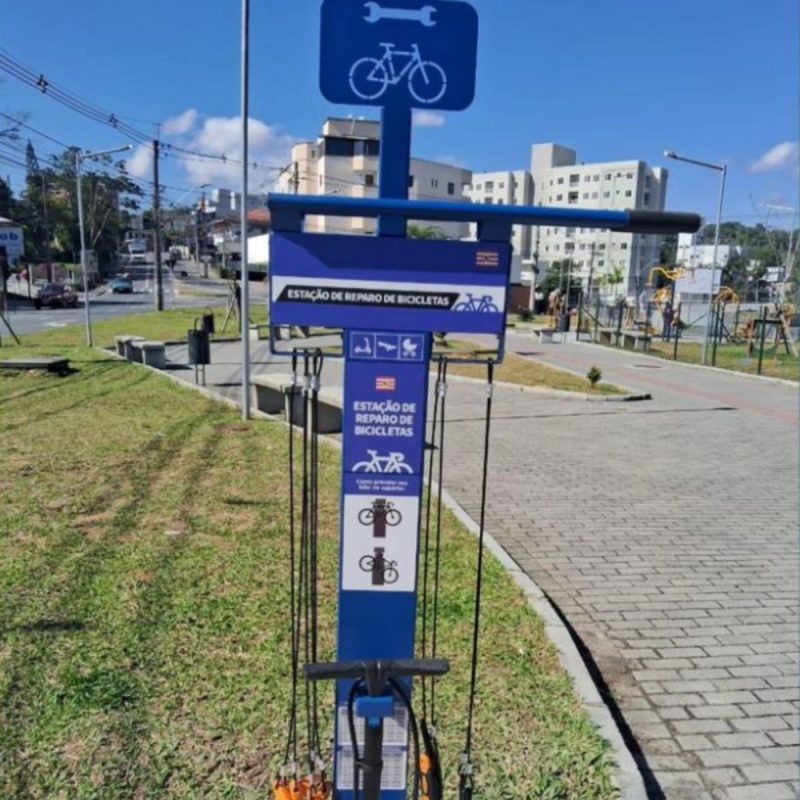 Estações de reparo de bicicletas são instalados em Blumenau