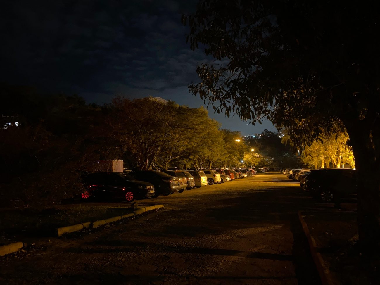 Os assaltantes esperavam nas sombras do estacionamento do CSE, na UFSC - Beatriz Rohde/ND