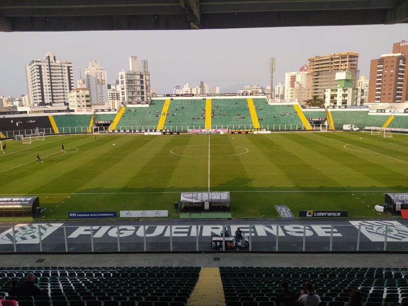 Estádio Orlando Scarpelli com a vista do setor A para o gramado do estádio com a arquibancada ao fundo da torcida do Figueirense