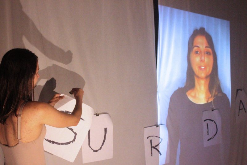 Espet&aacute;culo “Eu n&atilde;o falo a sua l&iacute;ngua” &eacute; encenado em Libras, com dublagem em portugu&ecirc;s – Foto: Grupo de Teatro Libra&ccedil;&atilde;o/Divulga&ccedil;&atilde;o