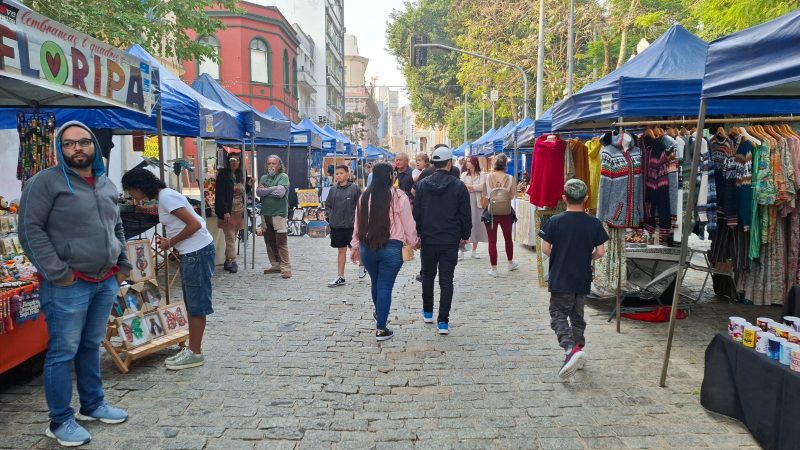 Primeira Feira de Cascaes do ano atrai famílias e apoia pequenos comerciantes em Florianópolis