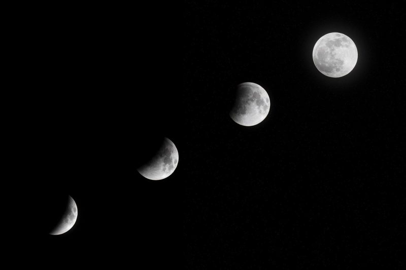 Ciclo lunar em céu escuro