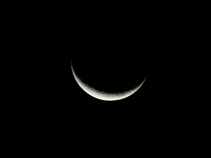 Lua sob céu estrelado