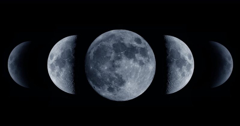 Ciclo lunar em céu escuro