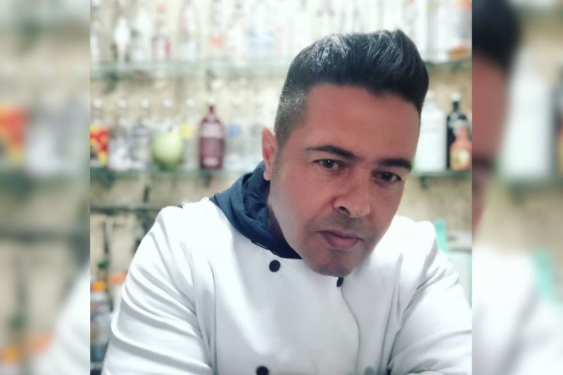 Faustinho trabalhando como chefe de cozinha em Florianópolis