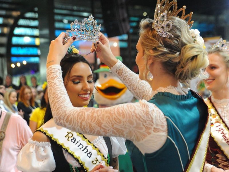 Rainha da Fenarreco sendo coroada 