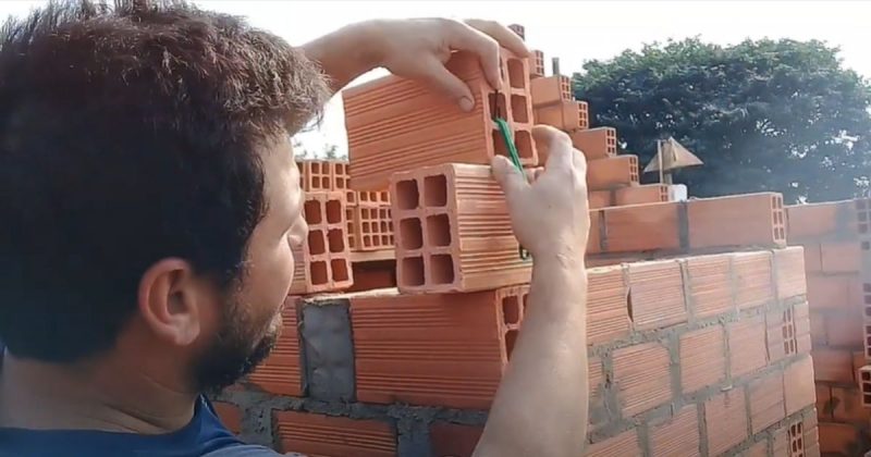 Pedreiro mostrando ferramenta 